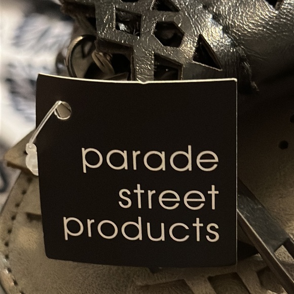 New crossbody purse with metallic design chain strap color of hematite 7”x5.5” - Picture 9 of 10